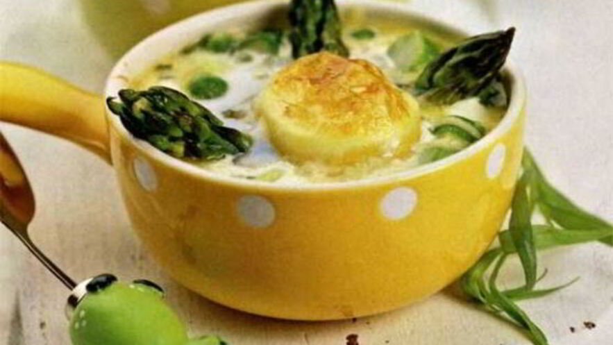 Рецепт яиц, запеченных со спаржей и зеленым горошком