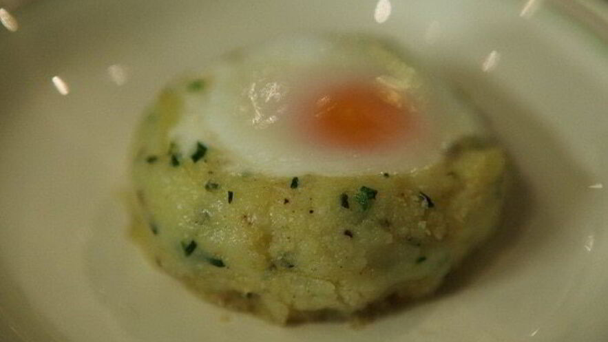 Рецепт яиц, запеченных в картофельной корзинке