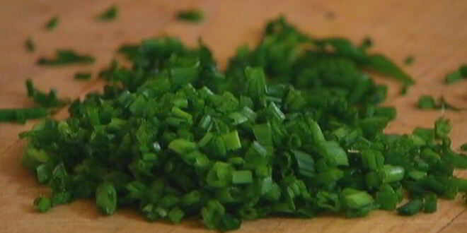 Рецепт яиц, запеченных в картофельной корзинке