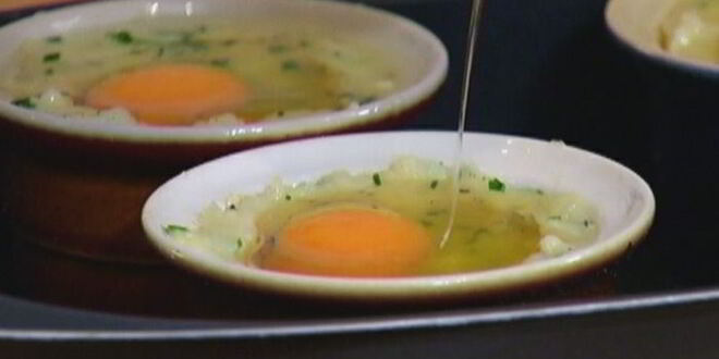 Рецепт яиц, запеченных в картофельной корзинке