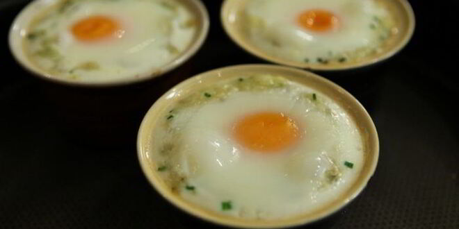 Рецепт яиц, запеченных в картофельной корзинке