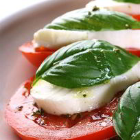 Рецепт Закуски из моццареллы, помидоров и базилика