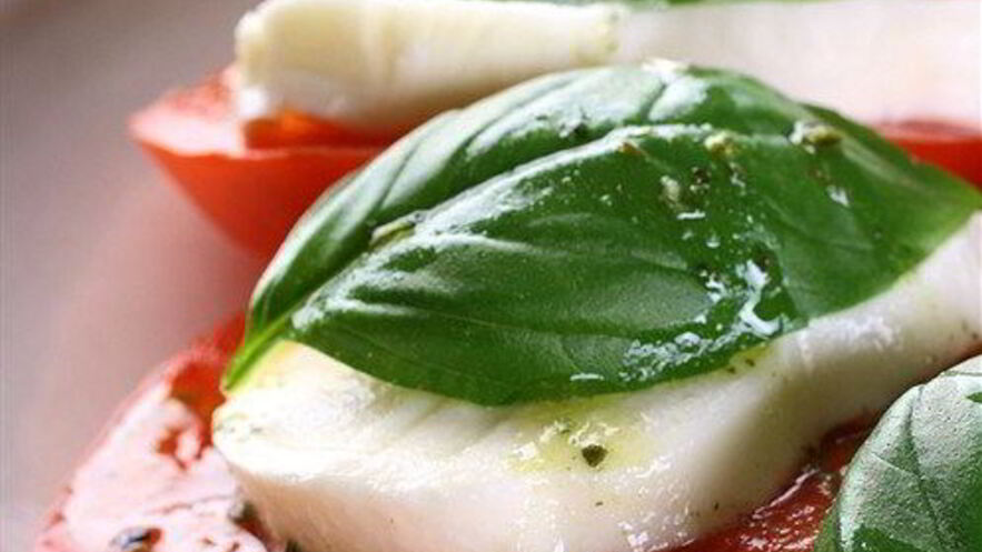 Рецепт закуски из моццареллы, помидоров и базилика