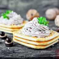 Рецепт Закуски на крекере из печени трески