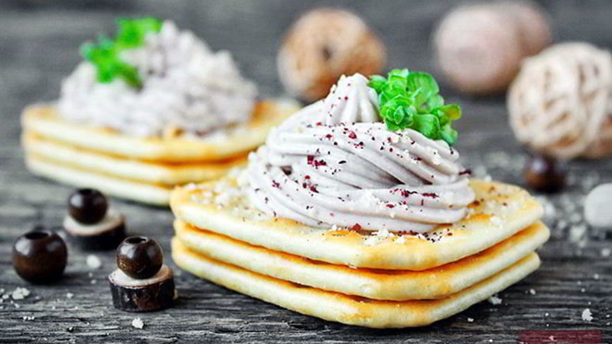 Рецепт закуски на крекере из печени трески