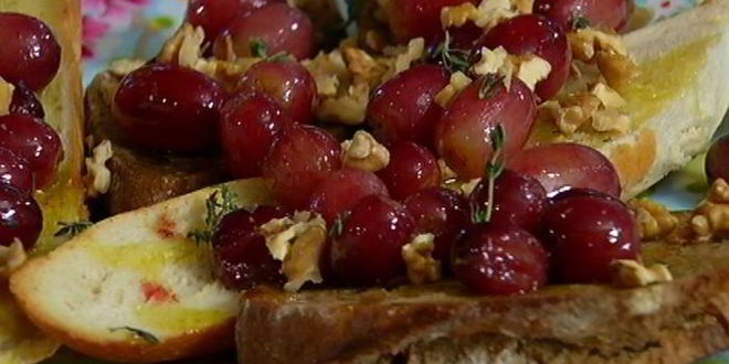 Рецепт закуски с козьим сыром, виноградом и грецкими орехами