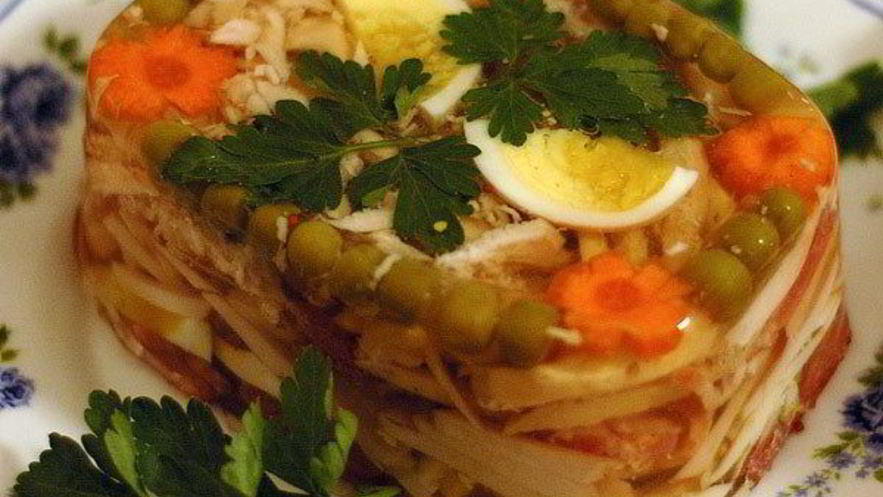 Рецепт заливного из курицы с зеленым горошком