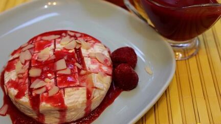 Рецепт Запеченного сыра камамбер с малиновым соусом