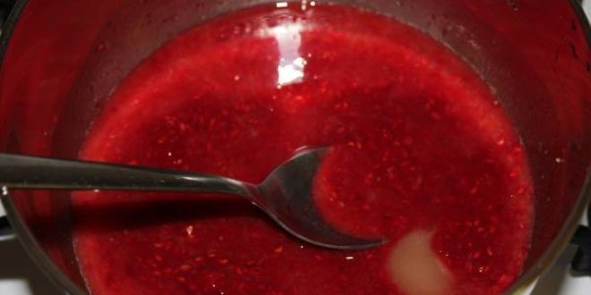 Рецепт запеченного сыра камамбер с малиновым соусом