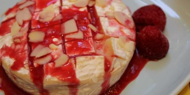 Рецепт запеченного сыра камамбер с малиновым соусом