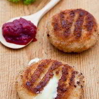 Рецепт Жареного камамбера с клюквенным соусом