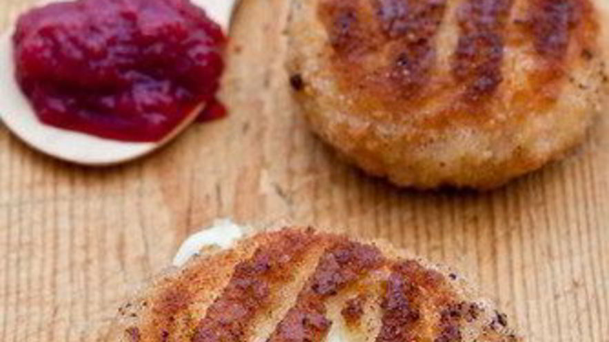 Рецепт жареного камамбера с клюквенным соусом