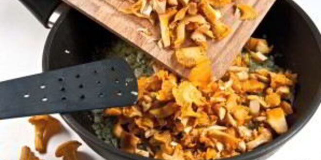 Рецепт грибного жульена в кабачковых кокотницах